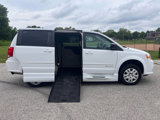 Used 2017 Dodge Grand Caravan SE image 2