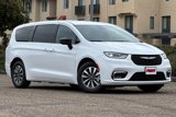 New 2025 Chrysler Pacifica Select image 2