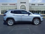 Used 2025 Jeep Compass Latitude image 3