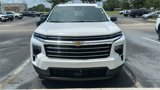 Used 2025 Chevrolet Traverse LT image 2