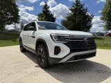 New 2026 Volkswagen Atlas Peak Edition image 2