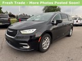 Used 2023 Chrysler Pacifica Touring-L image 4