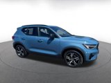 Used 2024 Volvo XC40 B5 Core image 2