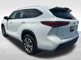 Used 2023 Toyota Highlander XLE image 3
