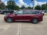 Used 2022 Chrysler Pacifica Limited w/ Uconnect Theater Family Group image 2
