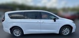 New 2025 Chrysler Pacifica Select image 2