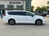 New 2025 Chrysler Pacifica Select image 4