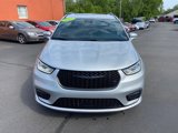 Used 2022 Chrysler Pacifica Limited w/ Uconnect Theater Family Group image 3