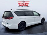Used 2024 Chrysler Pacifica Premium image 5