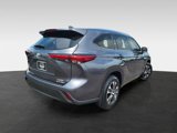 Used 2020 Toyota Highlander XLE image 3