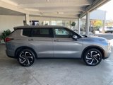 Used 2024 Mitsubishi Outlander SE image 2