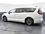 Used 2023 Chrysler Pacifica Touring-L image 2