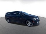 Used 2024 Chrysler Pacifica Touring-L image 2