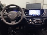 Used 2023 Chrysler Pacifica Touring-L image 5