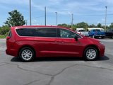 New 2025 Chrysler Pacifica Select image 2