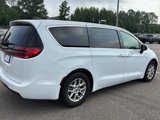 Used 2023 Chrysler Pacifica Touring-L image 3