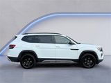 New 2025 Volkswagen Atlas Peak Edition SE image 4