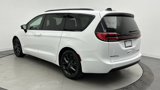 Used 2025 Chrysler Pacifica Limited image 4