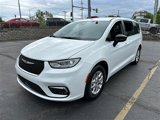 Used 2025 Chrysler Pacifica Select image 2