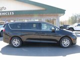 Used 2023 Chrysler Pacifica Touring-L image 3