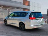 Used 2018 Chrysler Pacifica Touring image 4