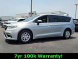 Used 2023 Chrysler Pacifica Touring-L image 3