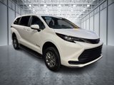Used 2025 Toyota Sienna LE image 3