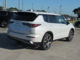 New 2025 Mitsubishi Outlander SE image 3
