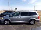 Used 2016 Chrysler Town & Country Touring image 2