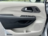 Used 2023 Chrysler Pacifica Touring-L image 2