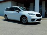 Used 2023 Chrysler Pacifica Touring-L image 2
