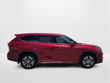 Used 2022 Toyota Highlander XLE image 4