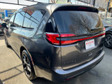 Used 2022 Chrysler Pacifica Limited w/ Uconnect Theater Family Group image 6