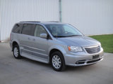 Used 2016 Chrysler Town & Country Touring image 4