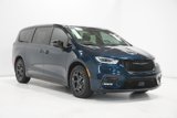 Used 2023 Chrysler Pacifica Limited w/ Uconnect Theater Family Group image 4