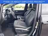 New 2025 Chrysler Pacifica Select image 3