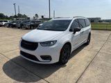 Used 2024 Chrysler Pacifica Touring-L w/ Uconnect Theater Family Group image 2