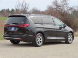 Used 2022 Chrysler Pacifica Limited image 3