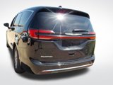 Used 2025 Chrysler Pacifica Select image 5
