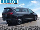 Used 2024 Chrysler Pacifica Select image 3