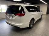 Used 2017 Chrysler Pacifica Limited image 4