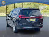Used 2023 Chrysler Pacifica Limited image 3