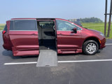 Used 2022 Chrysler Voyager LX image 3