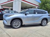 New 2025 Toyota Highlander Platinum image 2