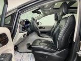 Used 2023 Chrysler Pacifica Limited image 2