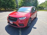Used 2025 Chrysler Pacifica Limited image 2