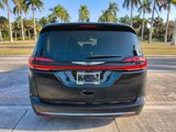 Used 2022 Chrysler Pacifica Touring-L image 6