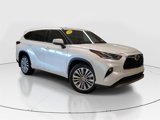 Used 2024 Toyota Highlander Platinum image 2