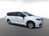Used 2024 Chrysler Pacifica Touring-L image 2