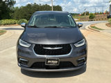 Used 2023 Chrysler Pacifica Limited image 3